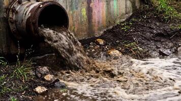 acqua drenante a partire dal grande tubo in ruscello vicino calcestruzzo struttura durante giorno video