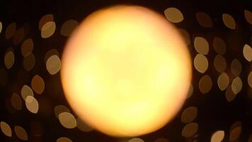 sfocato luci creare bokeh modelli a notte, d'oro tonalità e il giro forma nel il buio video