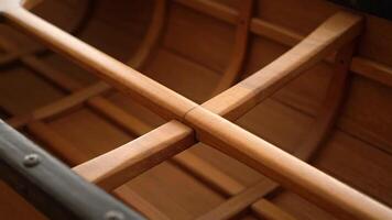 dentro Visualizza di di legno canoa struttura mostrando costolette e supporti durante luce del giorno video