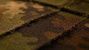 vicino su di camuffare tessuto con un' toppa e visibile struttura video