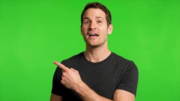man talande och pekande till vänster på grön skärm bakgrund video