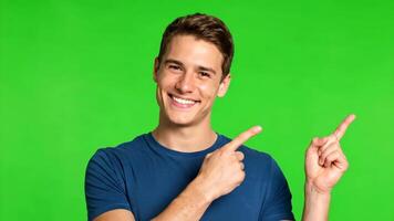 leende man pekande uppåt med både fingrar på en grön skärm bakgrund video