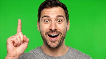 Mann hat ein Idee auf ein Grün Bildschirm, zeigen oben während suchen aufgeregt video