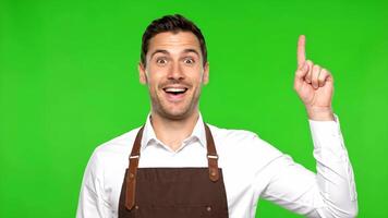 man i förkläde har ett aning med en grön skärm bakgrund i en studio video