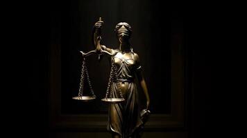 senhora justiça estátua com balanças contra Sombrio fundo simbolizando legal assuntos video