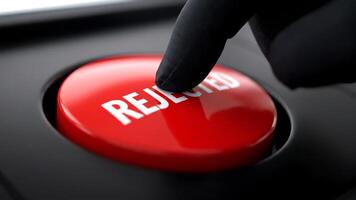 röd avvisade knapp nedtryckt på en svart enhet eller kontrollera panel video