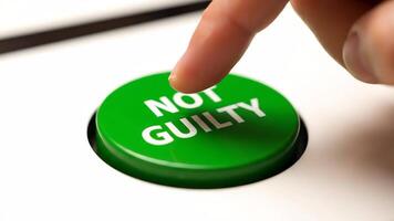 dedo sobre para empurrar uma verde não culpado botão em uma branco superfície video