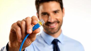 homem dentro camisa e gravata detém acima azul ethernet cabo video