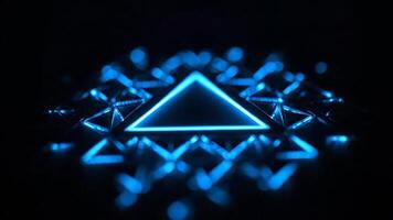 brilhando azul triângulo paira dentro Sombrio espaço às noite video