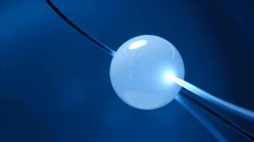 globo siendo pinchado por agudo alambres en un estudio con azul antecedentes Encendiendo video