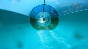 Innerhalb ein Blau und Grün Wasserrutsche beim ein Wasser Park auf ein sonnig Tag video