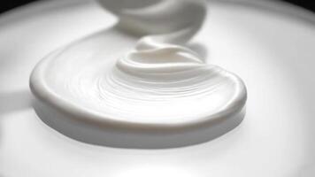 vorticoso crema un' dolce cascata di levigatezza e struttura, evocando purezza, semplicità, e quiete nel un astratto composizione video