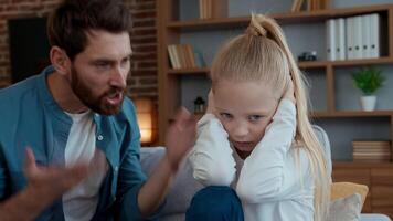 kaukasisch Familie Problem wütend Vater Geschrei Streit zu traurig Tochter Schließen Ohren ignorieren Papa beleidigt wenig Kind Kind Mädchen schwierig Erziehung Schlecht Verhalten Negativ Vati reden Missverständnis video