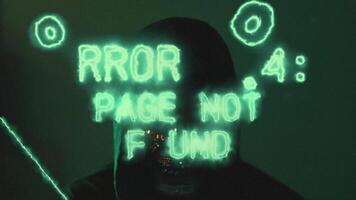 hacker en cara máscara y capucha error 404 identidad robo y digital intrusión video