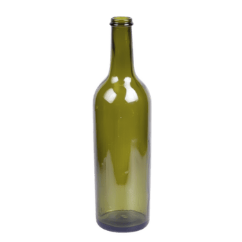 alto, vuoto verde bicchiere bottiglia sta in posizione verticale contro pianura sfondo, in mostra suo liscio superficie e elegante forma. bottiglia riflessivo superficie Aggiunge toccare di raffinatezza png