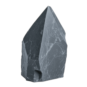 pulido, oscuro gris Roca con agudo bordes y puntiagudo arriba, parecido a cristal o mineral muestra, soportes en contra llanura antecedentes. sus suave superficie refleja ligero sutilmente png