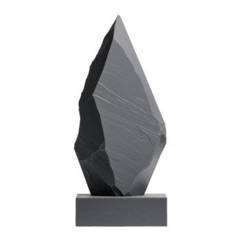 lustroso, moderno Preto pedra escultura com afiado ângulos e geométrico Projeto carrinhos em retangular base, exalando elegância e sofisticação png