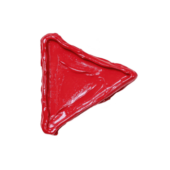 vibrante rojo triángulo con lustroso textura, parecido a jugar botón, soportes fuera en contra llanura fondo, evocando sentido de acción y modernidad png