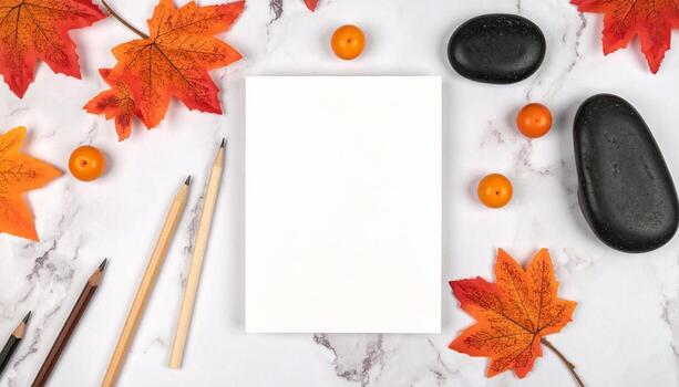 otoño atención plena flatlay blanco papel lapices piedras y arce hojas en mármol fondo Copiar espacio para creativo proyectos foto