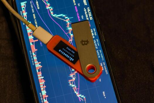 hardware seguridad llave y teléfono inteligente mostrando criptomoneda datos foto