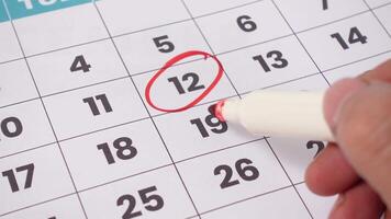 un' stampato mensile calendario con parecchi date cerchiato nel rosso, simboleggiante importante eventi, scadenze, o promemoria. video
