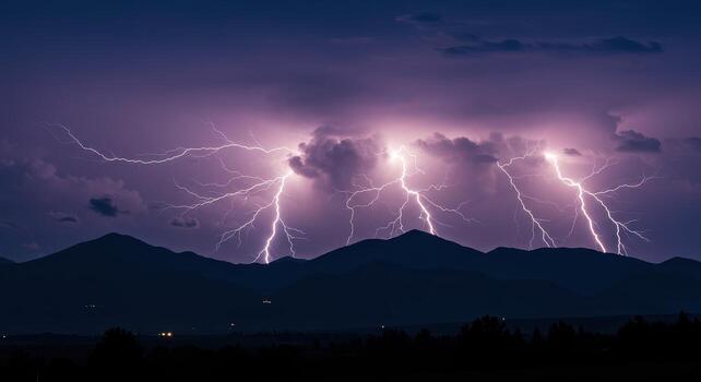 relámpago huelgas terminado montañas a noche foto