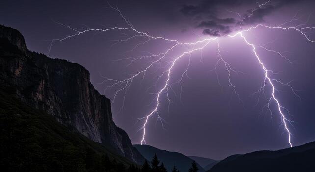 relámpago huelgas a través de montañas debajo oscuro nublado cielo foto