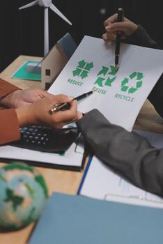 reciclaje concepto con personas trabajando en papel con reciclaje símbolo foto