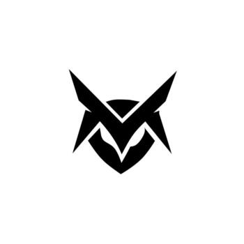 un feroz, minimalista negro logo de un búho o halcón rostro, utilizando agudo geométrico líneas a formar un proteger forma. eso encarna agresión, sabiduría, y vigilante proteccion. excelente para juego de azar. vector