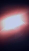 ofuscante rebentar do vermelho e branco brilhando luz com lente chamas criando abstrato cósmico energia video