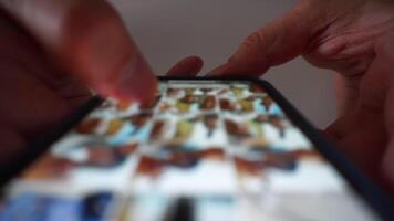 vicino su di dita toccante e scorrimento su mobile applicazione. su un' bianca sfondo. Internet navigando, sociale media marketing. sfocato macro. superiore Visualizza buio tiro video