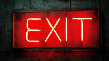 néon placa originalmente brilha com verde luz soletração saída, mas De repente começa para cintilação e alterar para intenso vermelho cor, simbolizando urgente Perigo e intensificado Atenção dentro dramático cena. video