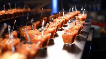 godis bar på de fira fest händelse. färgrik kaka efterrätt koppar med mycket liten skedar på visa stå. video