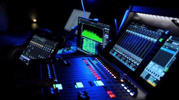 Audio ingegnere, musica Creatore, musicista, artista lavori nel musica disco studio, superficie controllo scrivania equalizzatore miscelatore. pulsanti, fader, cursori per trasmissione, disco. video