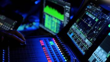 Audio ingegnere, musica Creatore, musicista, artista lavori nel il musica disco studio, usi superficie controllo scrivania equalizzatore miscelatore. pulsanti, fader, cursori per trasmissione, disco. video