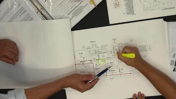 architettura design progetto, architetto progettista ingegneria squadra discutere interno disegno di costruzione, pavimento Piano, redazione stampato su carta. video