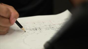 architettura design progetto, architetto progettista ingegnere di brainstorming e scrittura su interno disegno di costruzione, pavimento Piano, redazione stampato su carta. video