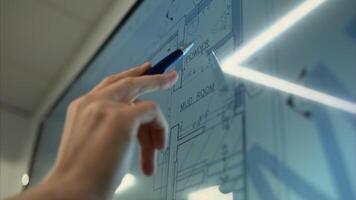 architettura design progetto, architetto progettista ingegnere di brainstorming al di sopra di interno disegno di costruzione, pavimento Piano, redazione è su il schermo.. video