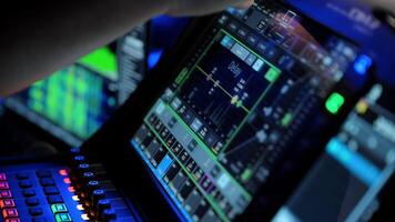 audio ingenjör, musik skapare, musiker, konstnär Arbetar i musik spela in studio, användningar yta kontrollera skrivbord utjämnare mixer. knappar, faders, skjutreglage till utsända, spela in. video