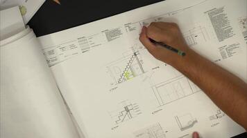 arkitektur design projekt, arkitekt designer ingenjör brainstorming över interiör teckning av byggnad, golv, trappa planen, utarbetande tryckt på papper. video