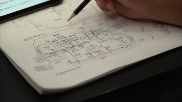 arquitetura Projeto projeto, arquiteto desenhador engenheiro debate sobre interior desenhando do prédio, chão plano, elaboração impresso em papel. video
