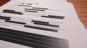 stack av känslig redigerat sidor visas på kontor tabell 5 video