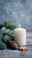 gemütlich Urlaub Kerze mit Kiefer Geäst, heiter Winter Ambiente mit Sanft Beleuchtung, festlich Dekoration zum friedlich Weihnachten Momente video