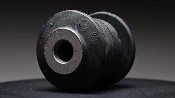 di un' rotante boccola su un' pendenza sfondo. un' gomma da cancellare e metallo boccola. un' revisione di il nuovo parte. video