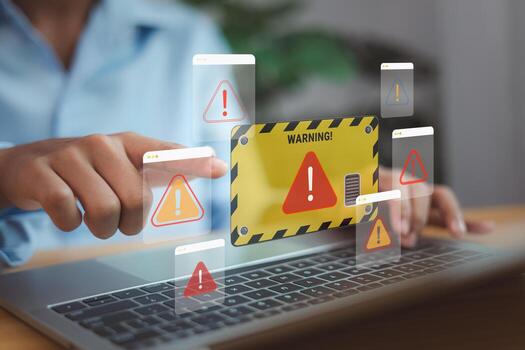 ciber seguridad advertencia alerta en ordenador portátil computadora, sistema error notificación y en línea riesgo proteccion concepto foto