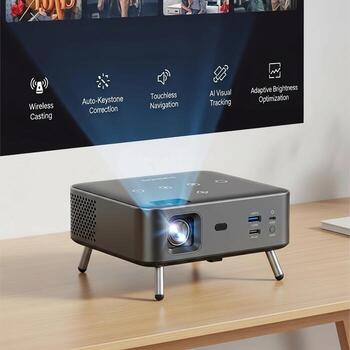 compacto portátil proyector mostrando un vibrante interfaz en un de madera escritorio Listo para entretenimiento o presentaciones foto