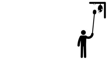 en arbetstagare tar bort en geting bo hängande från ovan använder sig av verktyg till säkerställa säkerhet och renlighet runt om de miljö video