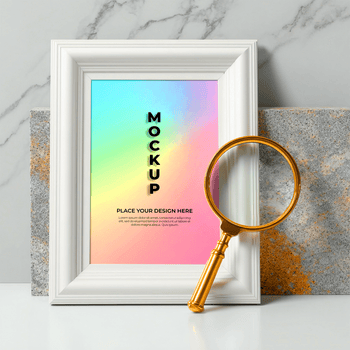 ein Weiß Rahmen mit ein bunt Gradient Hintergrund und das Wort Attrappe, Lehrmodell, Simulation angezeigt vertikal, Nächster zu ein golden Vergrößerung Glas auf ein Marmor Oberfläche psd