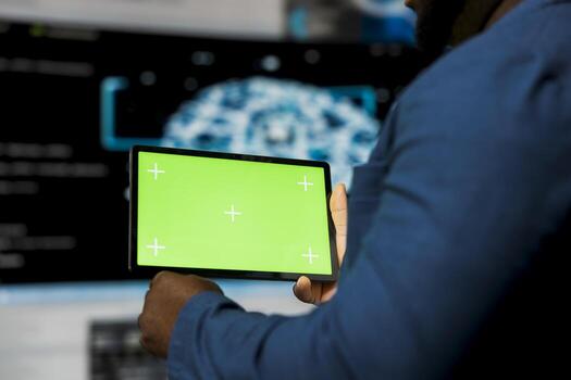 negro descifrador trabajos en un guión con verde pantalla en computadora portátil, reflejando el mentalidad de un tecnología mundo. innovación cubo con programación idiomas y desarrollo herramientas, codificación vida. foto