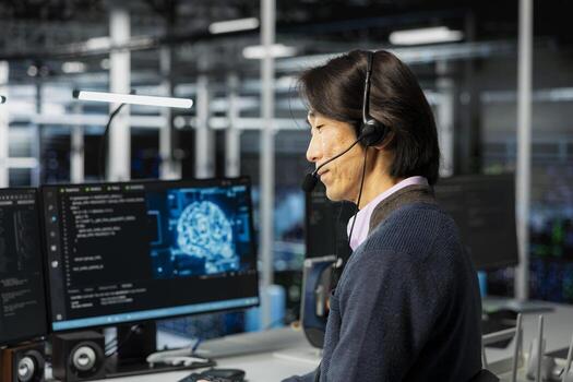 datos centrar operador utilizando ai asistente a proporcionar usuario técnico apoyo. asiático hombre en servidor granja eso experto gerente En Vivo apoyo llamadas asistido por grande idioma modelo chatbot foto